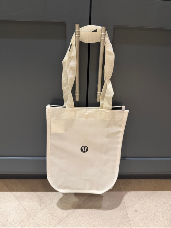lululemon athletica Handbags - NEW🤩LULULEMON SMALL WHITE & BLACK REUSABLE TOTE BAG WITH HANDLES & SNAP CLOSURE